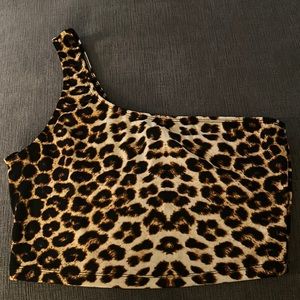 one shoulder cheetah print crop top🤎